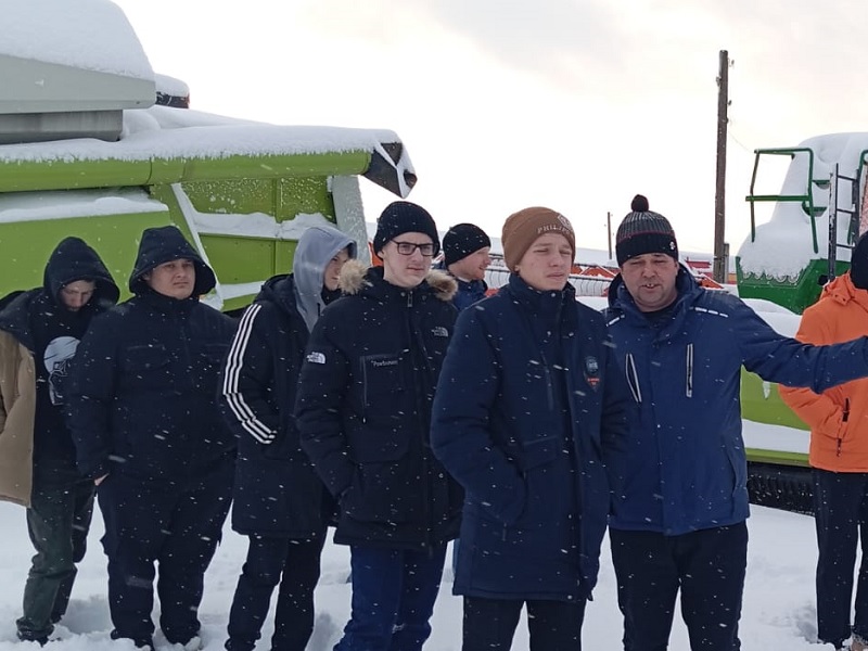 Первокурсники Пижанского филиала техникума народных промыслов сегодня посетили предприятие  спк-колхоз Ленинец.