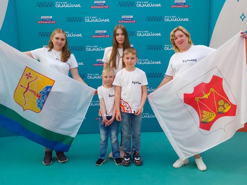 22 семьи от Кировской области принимают участие в окружном полуфинале конкурса «Это у нас семейное».