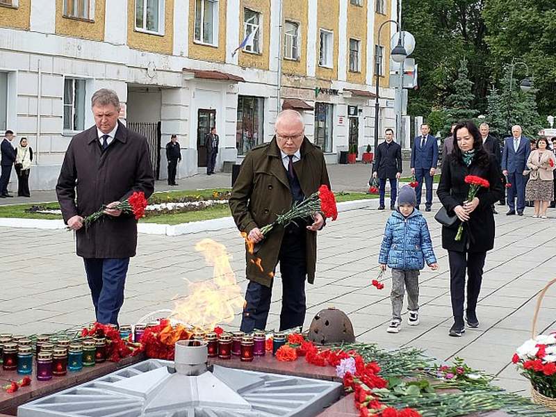 Александр Соколов возложил цветы к памятнику воинам-кировчанам у Вечного огня.