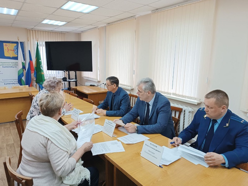Ремонт дорог в Куменском районе обсудили на личном приеме главного федерального инспектора по Кировской области.